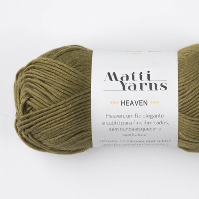 Novelo de fio verde-oliva com rótulo branco da marca Matti Yarns Heaven