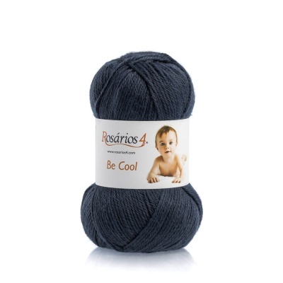 Novelo de lã azul escuro com etiqueta branca e imagem de bebé