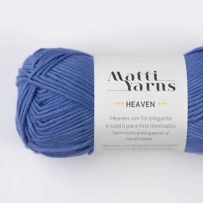 Novelo de fio azul com etiqueta branca da Matti Yarns Heaven