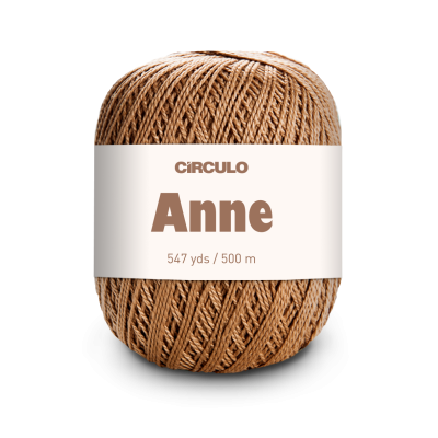Novelo de fio castanho claro com rótulo branco CÍRCULO Anne 547 yds / 500 m