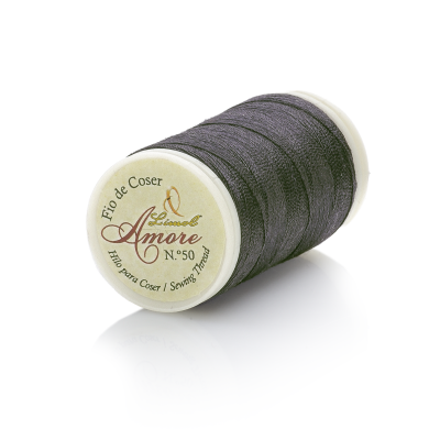 Carretel de linha de costura preta da marca Amore com etiqueta na extremidade