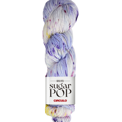 Novelo de fio multicolor com etiqueta branca