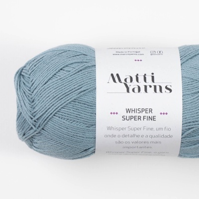 Novelo de fio de lã azul claro com etiqueta branca da Matti Yarns