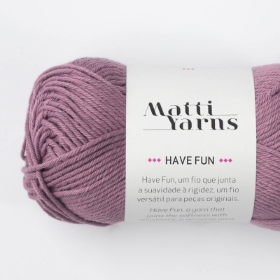 Novelo de fio de lã rosa antigo com etiqueta branca 'Matti YarnS HAVE FUN'