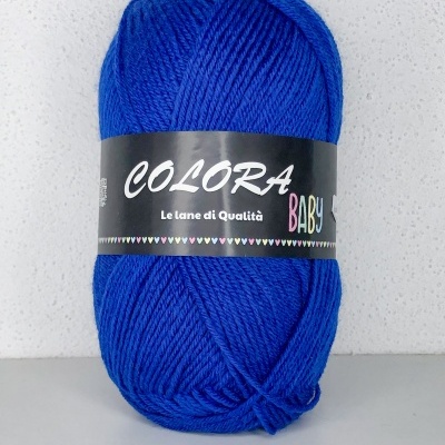 Novelo de lã azul com etiqueta preta sobre superfície branca