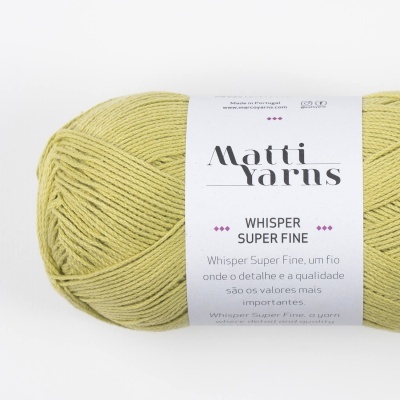 Novelo de fio verde claro Matti Yarns Whisper Super Fine com rótulo branco