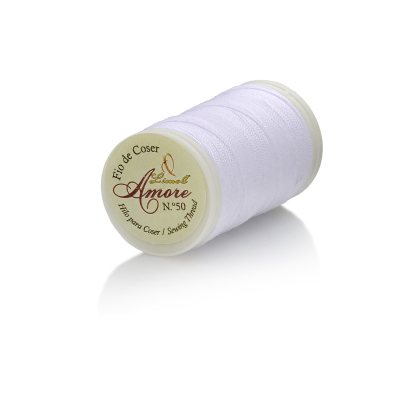 Carretel de fio de coser branco com rótulo Amore N 50
