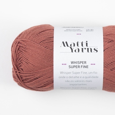 Novelo de fio de lã ferrugem Matti Yarns Whisper Super Fine com etiqueta branca
