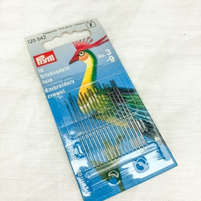 Pacote de agulhas de bordado Prym com ilustração de pássaro colorido sobre fundo azul