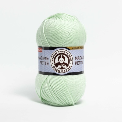 Novelo de lã verde clara com etiqueta MADAME TRICOTE PARIS