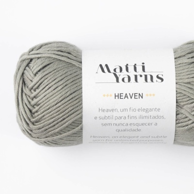 Novelo de fio cinzento claro Matti Yarns HEAVEN com etiqueta branca