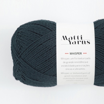 Novelo de lã azul escuro Matti Yarns Whisper com etiqueta branca