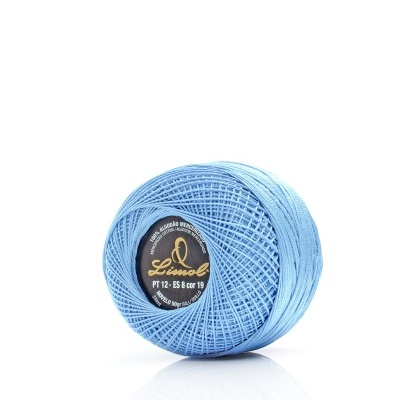 Novelo de linha azul clara com rótulo preto