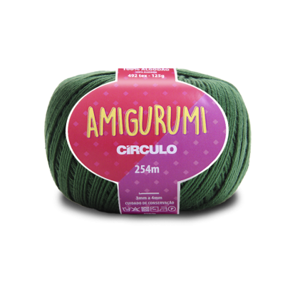 Novelo de fio verde com rótulo cor-de-rosa e roxo da marca Amigurumi Círculo