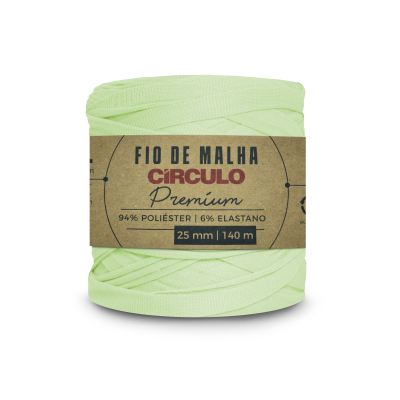 Rolo de fio de malha verde claro com etiqueta identificativa.
