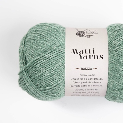 Novelo de fio verde água Matti Yarns com etiqueta branca