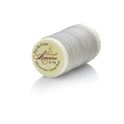 Carretel de linha de costura cinzenta claro com etiqueta Amore sobre fundo branco