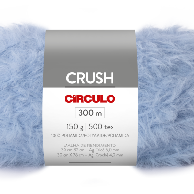 Novelo de fio pelúcia azul claro com rótulo cinza e branco