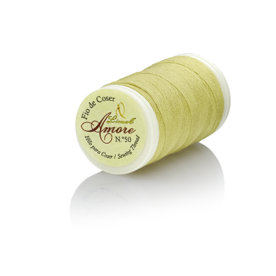 Carretel de linha de costura verde claro com etiqueta branca