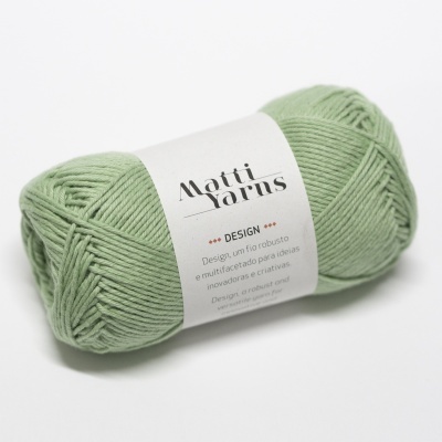 Novelo de lã verde claro com etiqueta branca marca Matti Yarns