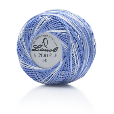 Novelo de linha perlé azul e branco da marca Linol sobre fundo branco
