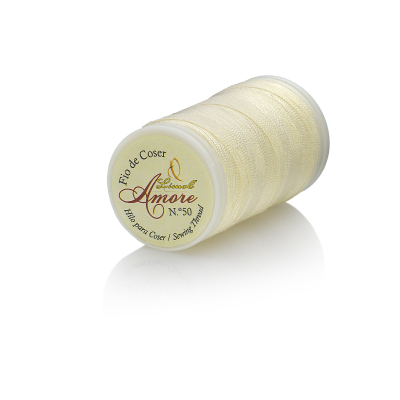 Rolo de fio de coser creme claro com rótulo