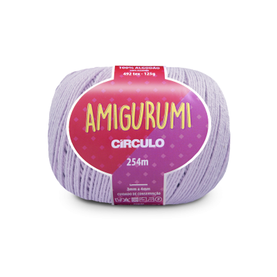 Novelo de fio lilás para amigurumi com etiqueta vermelha e roxa.