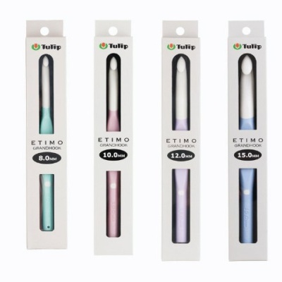 Quatro agulhas de croché Tulip ETIMO GRANDHOOK em caixas brancas com diferentes tamanhos