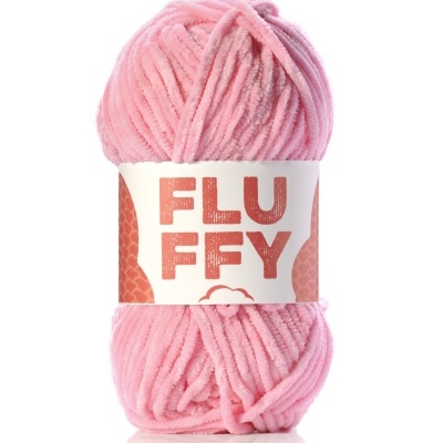 Novelo de fio cor-de-rosa claro com etiqueta FLUFFY sobre fundo branco