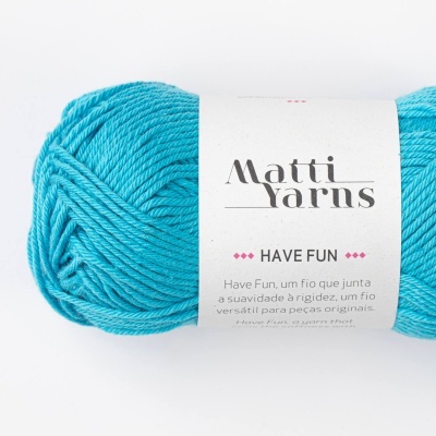 Novelo de fio de lã azul turquesa com etiqueta branca da marca Matti Yarns