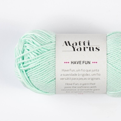 Novelo de lã verde-água com rótulo da marca Matti Yarns