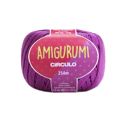 Novelo de fio de algodão roxo com etiqueta rosa 'AMIGURUMI CÍRCULO'.