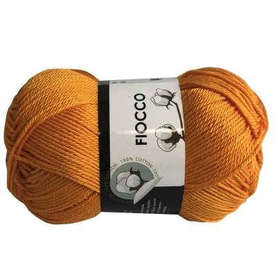 Novelo de fio de algodão laranja com etiqueta FIOCCO