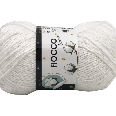 Novelo de lã branca Fiocco Lana com etiqueta e imagens de algodão