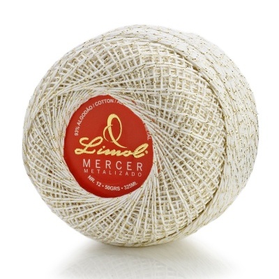 Rolo de linha branco com fios dourados com etiqueta vermelha