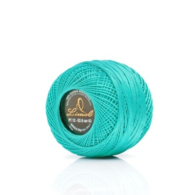 Novelo de linha de costura azul turquesa com etiqueta preta e dourada