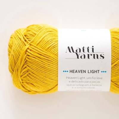 Novelo de fio amarelo mostarda marcador Matti Yarns Heaven Light com etiqueta branca