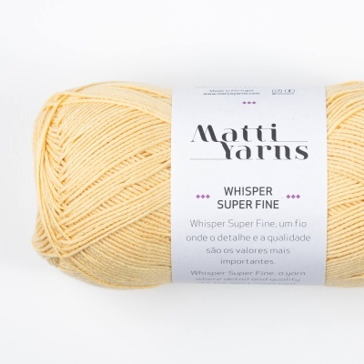 Novelo de fio amarelo claro com rótulo branco da marca Matti Yarns Whisper Super Fine