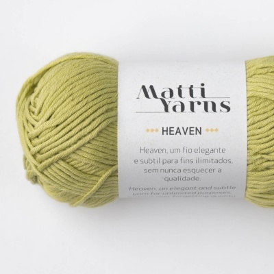 novelo de fio de lã verde oliva com etiqueta branca