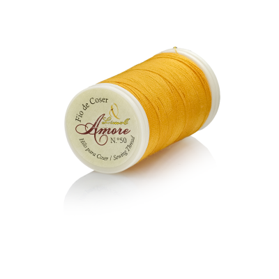 Cone de linha de costura amarelo dourado com etiqueta Amore