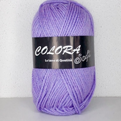 Novelo de lã lilás com rótulo preto numa superfície branca