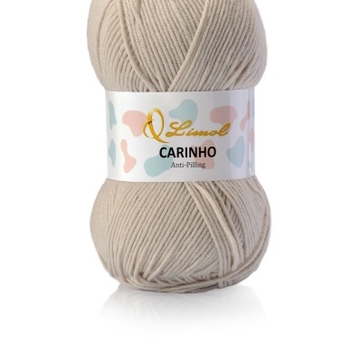 Novelo de lã bege claro com etiqueta branca e texto