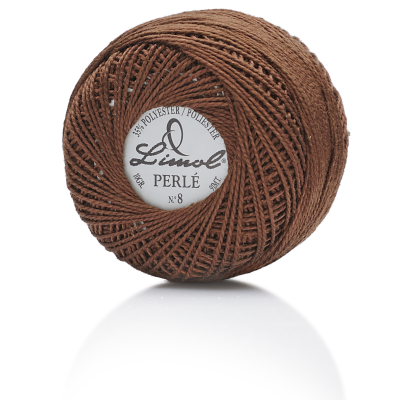 Novelo de linha castanha com etiqueta redonda ao centro