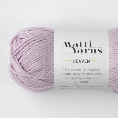 Novelo de fio lilás claro da marca Matti Yarns com rótulo branco