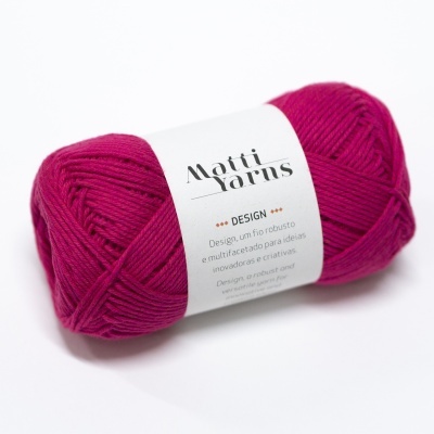 Novelo de lã magenta com etiqueta branca da marca Matti Yarns