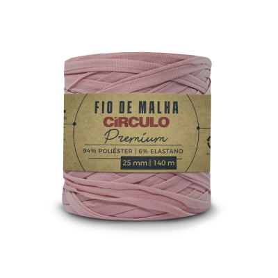 Rolo de fio de malha rosa claro com rótulo de papel castanho