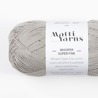 Novelo de fio cinzento claro da Matti Yarns com etiqueta branca