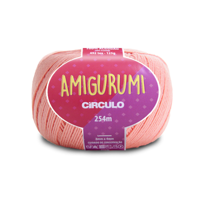 Rolo de fio cor-de-rosa claro com etiqueta roxa e texto AMIGURUMI CÍRCULO 254m