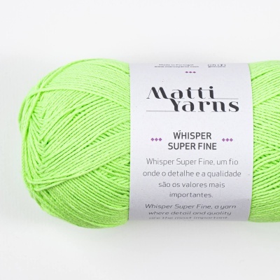 Novelo de fio verde-limão Whisper Super Fine da Matti Yarns com rótulo branco