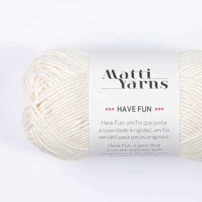 Novelo de fio branco Matti Yarns HAVE FUN com etiqueta descritiva